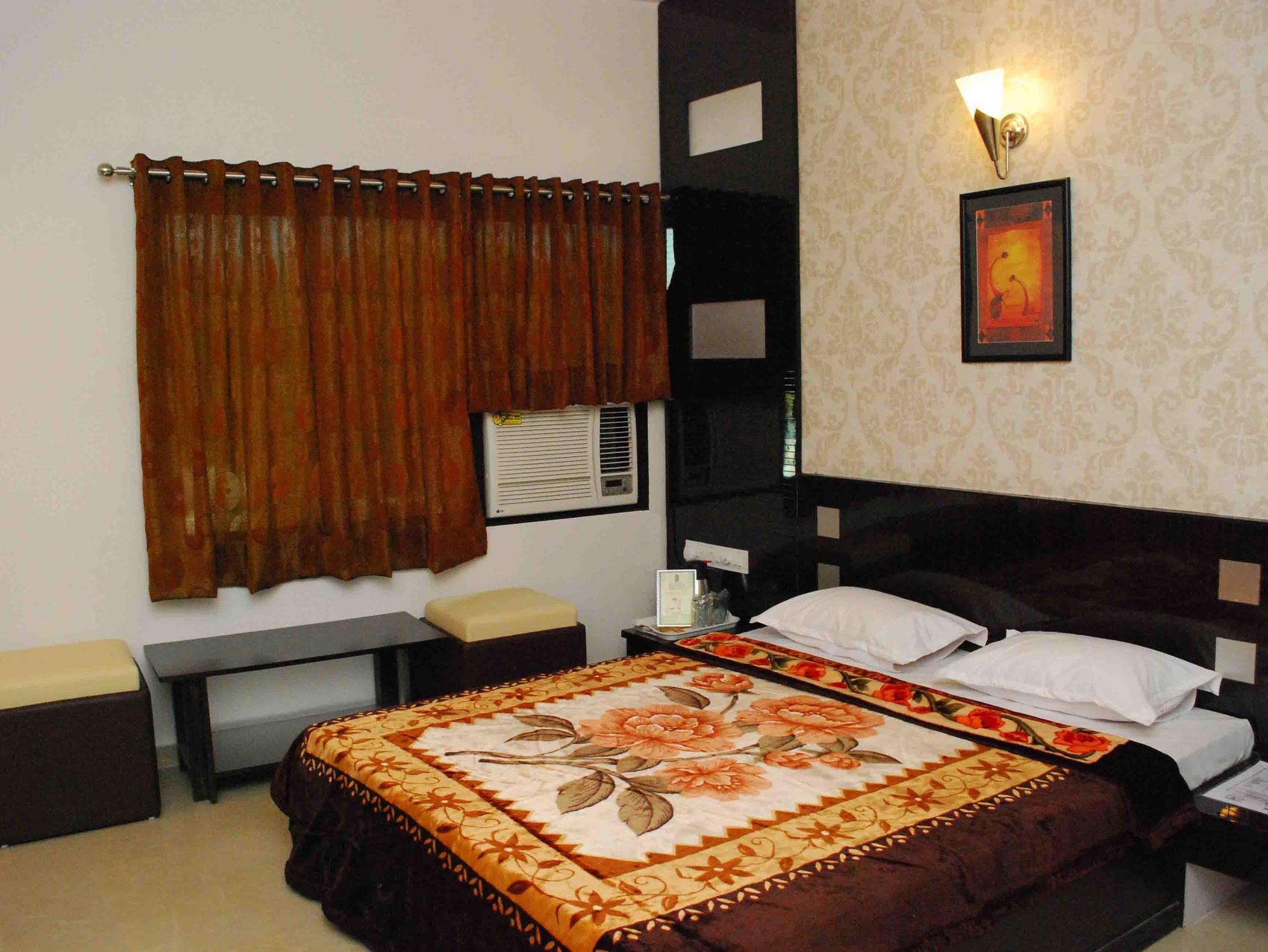 Oyo Flagship 19003 Hotel Rudra Mahal Ahmedabad Eksteriør bilde